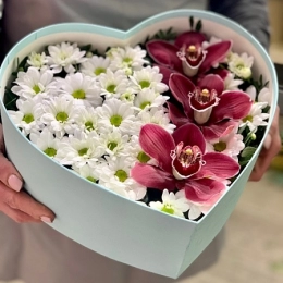  Коробка в виде сердца с хризантемами и Орхидеями