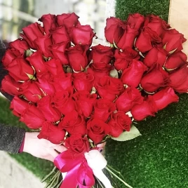 Букет из 51 розы в форме сердца