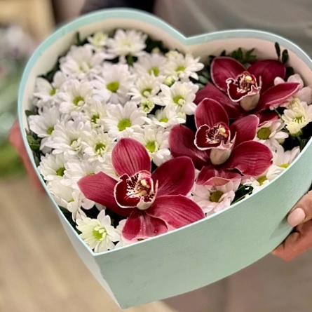  Коробка в виде сердца с хризантемами и Орхидеями фото 2