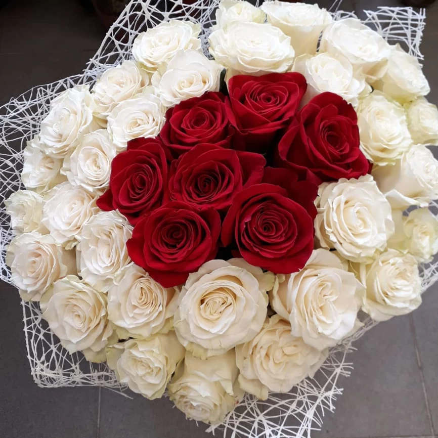 Букет из 35 красных и белых роз фото 1